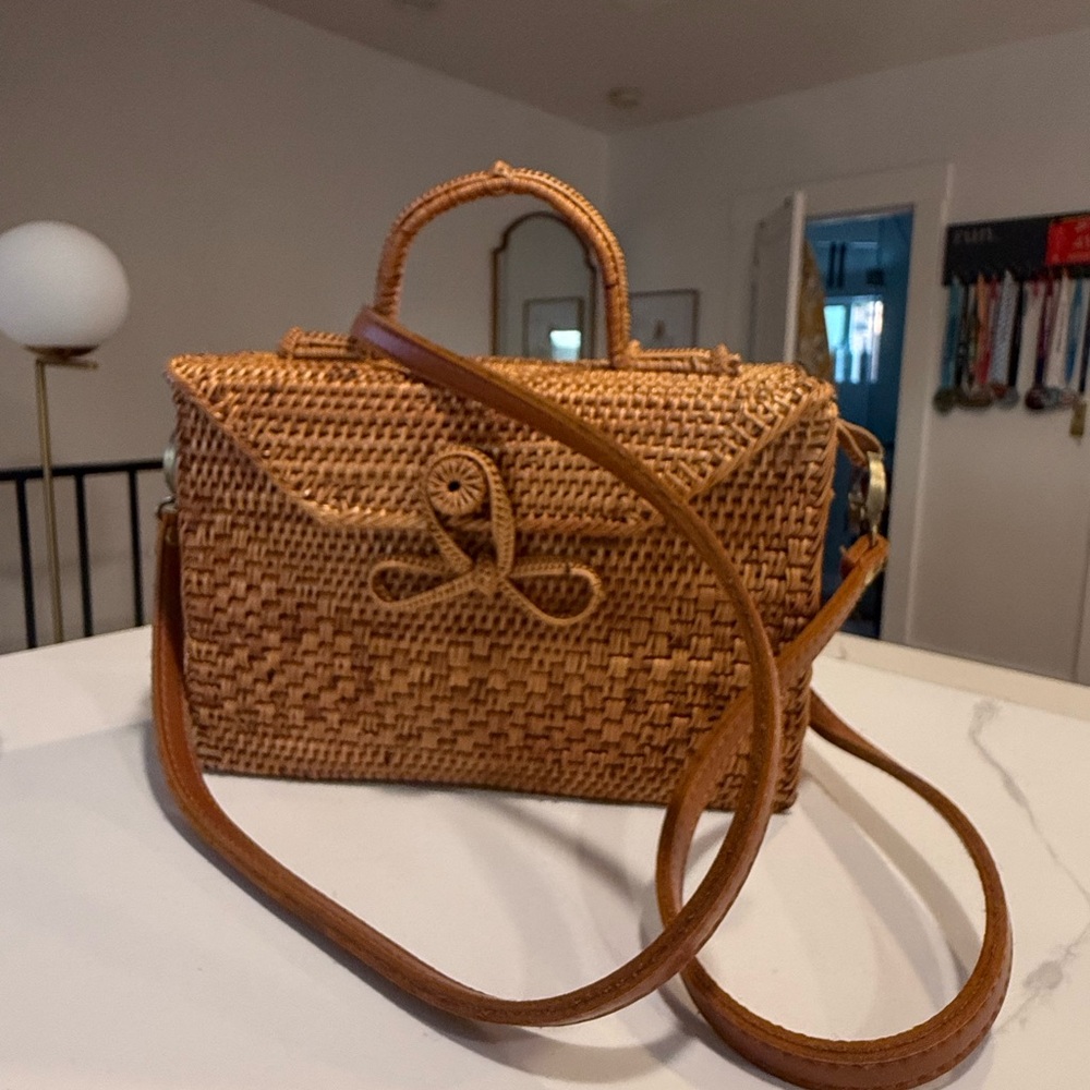 Elegant Tan Woven Crossbody Bag